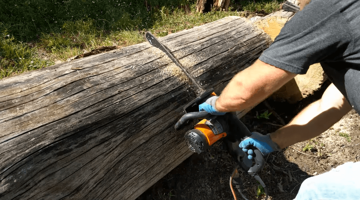 sawing a large log with Worx WG304.1