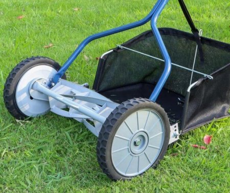 Amazon Basics 18-inch Push Reel Lawn Mower wheels