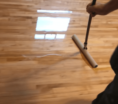 applying polyurethane varnish on hardwood floor