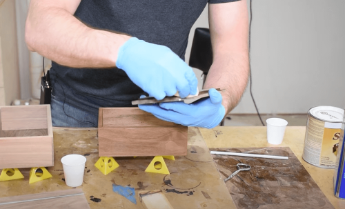 applying shellac on wooden boxes
