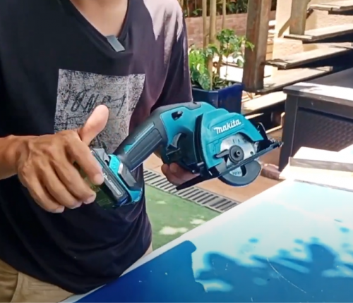 attaching battery to circular saw