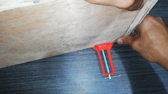 holding wooden boards with corner clamp