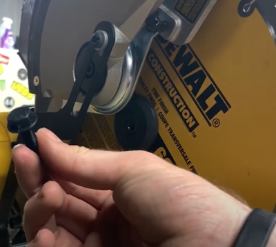 installing blade on DEWALT DWS779