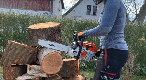operating a chainsaw with STIHL 3003 008 6821