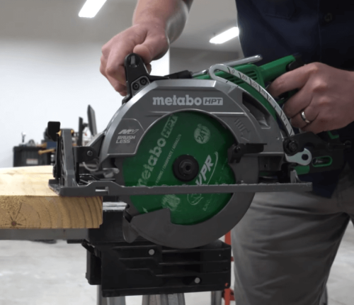 operating circular saw with Metabo HPT 115435M blade