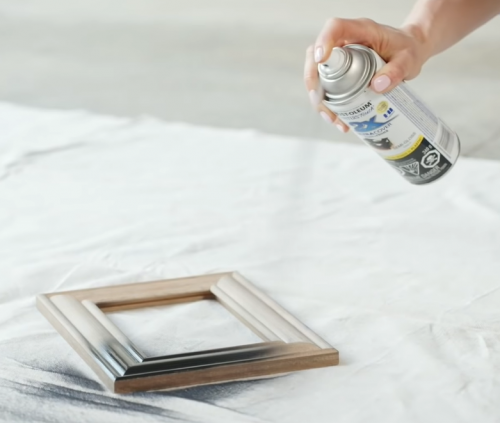 spray painting a photo frame with Rust Oleum 280711 American Accents Ultra Cover