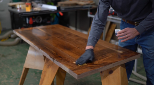 staining walnut wood table