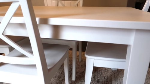 table and chairs painted with Rust-Oleum 285140