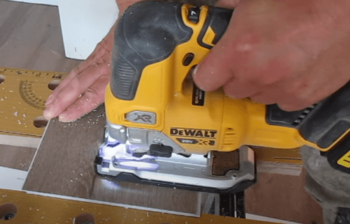 using jigsaw to cut laminate flooring